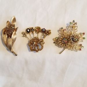 *Vintage 1940's Floral Gold-plated Brooches